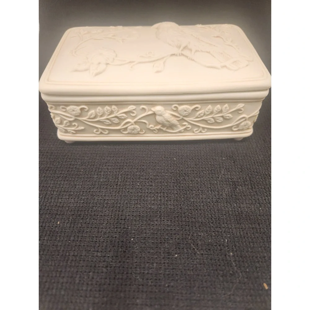 Vintage 2003 Sparrows Club Porcelain Bird Music Trinket Box Plays 